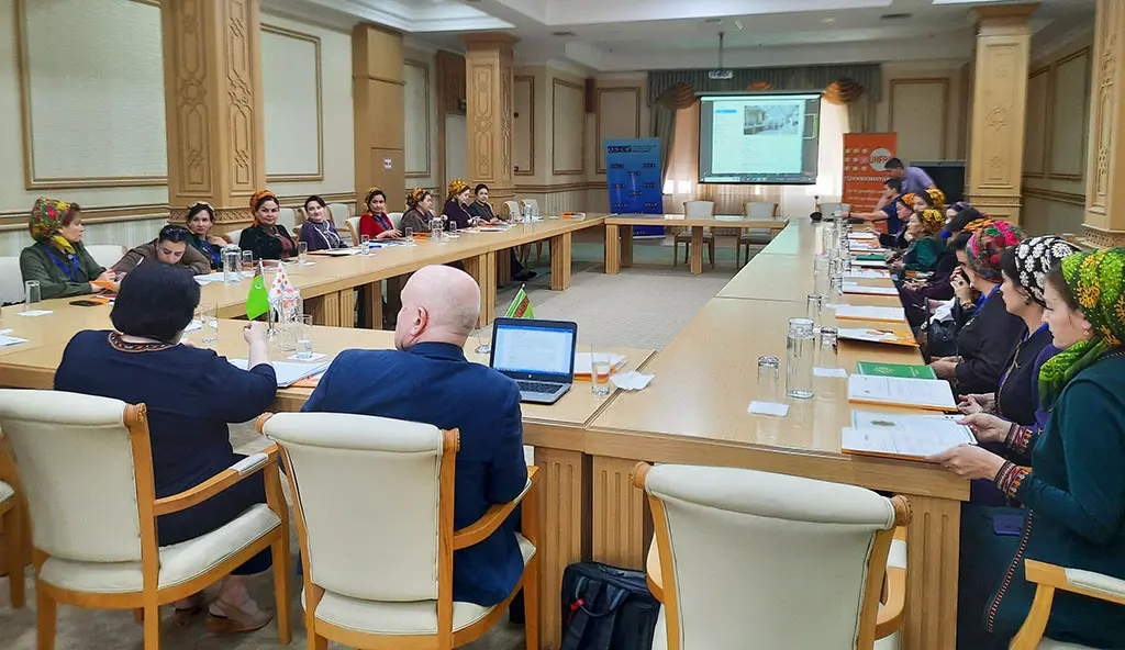 “TÜRKMENISTANDA GENDER DEŇLIGI BOÝUNÇA 2021-2025-NJI ÝYLLAR ÜÇIN HEREKETLERIŇ MILLI MEÝILNAMASYNYŇ” ÇÄKLERINDE TEGELEK STOL MASLAHATLARY